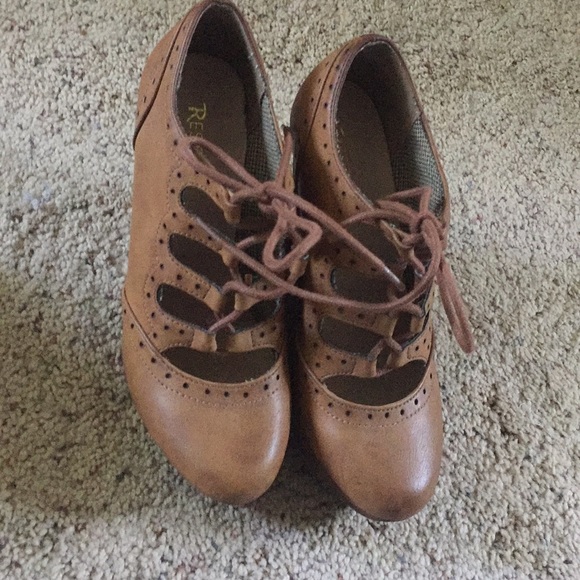 Size 7 heels - Picture 2 of 4